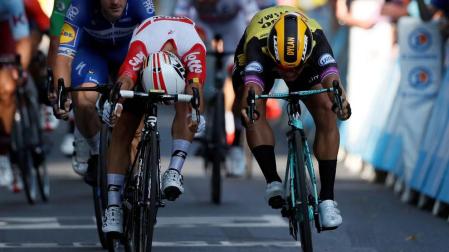 Momento del sprint en Toulouse entre Caleb Ewan y Dylan Groenewegen.
