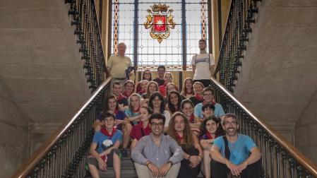 Los estudiantes del programa Erasmus+ con el alcalde Gonzalo Fuentes en el ayuntamiento de Estella.