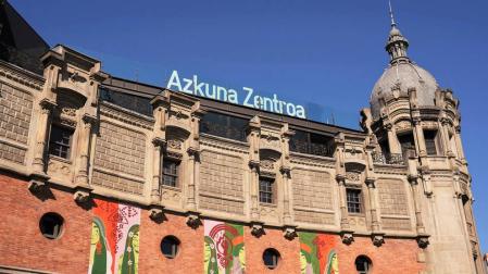 Leire Urbeltz despliega tres lonas sobre el Azkuna Zentroa.