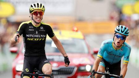 Simon Yates entra en meta por delante de Peio Bilbao, a la derecha.
