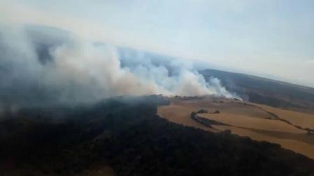 Bomberos trabajan en la extinción de un incendio en las Bardenas Reales