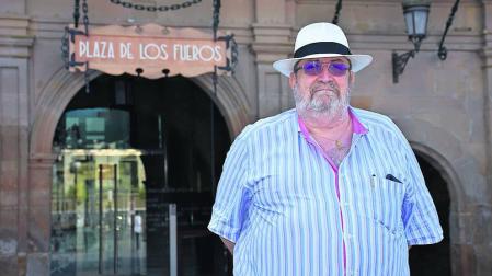 Joaquín Anadón posa en la plaza de los Fueros, epicentro de las fiestas.