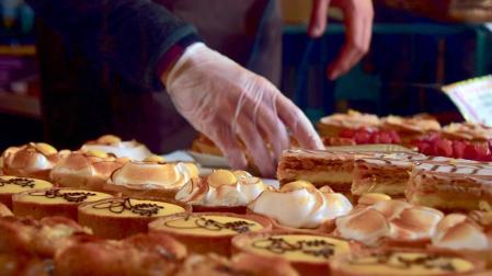 Un repostero prepara diferentes tipos de dulces.