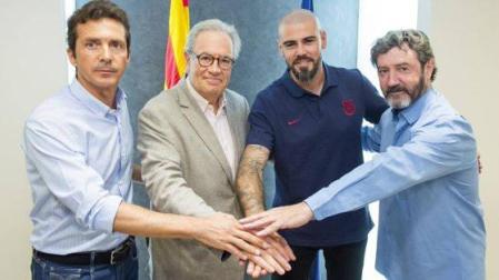Víctor Valdés, en el centro, tras la firma de su contrato.