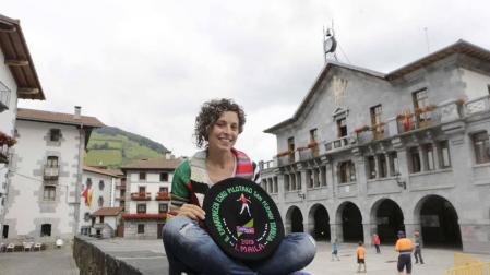 La pelotari Iera Agirre posa con la txapela de campeona del Emakume Master Cup de San Fermín, en la plaza de Leitza.