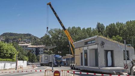 Dos de los diez módulos en los transportes antes de ser colocados en el exterior de la residencia de San Jerónimo de Estella.