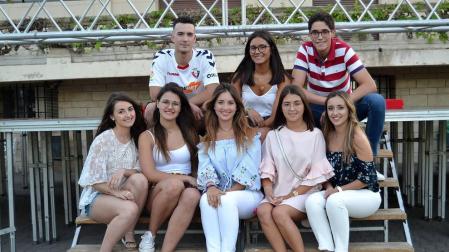 Delante, de izda a drcha: Edurne León San Miguel ( El Bombo); Isabel Arriezu Jiménez (El Moscón); Lucía Urra Muro (reina fiestas); Alfida Urra Lorente (El Follón) y Nerea Palacios León (Club Taurino). Detrás: Álvaro Sigüenza Ruiz (El Moscón) y Adriana Marín López y Álvaro Munilla Cabeza, miss y míster quintos 2021