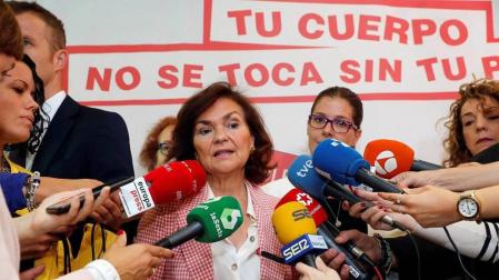 La vicepresidenta del gobierno Carmen Calvo, realiza declaraciones durante su visita al Centro de Igualdad en la localidad madrileña de Móstoles.