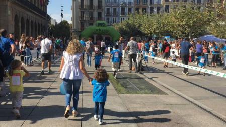 Celebración del Día Europeo del Autismo en la plaza del Castillo de Pamplona. I Carrera de Gateo por el Autismo y V Carrera Solidaria de ANA