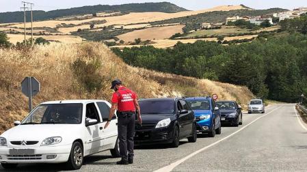 Se colapsan los accesos al embalse de Alloz por la afluencia de visitantes
