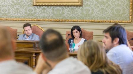 Toquero, al fondo, escucha a Larrarte (derecha).