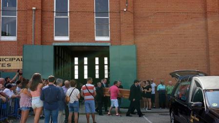 Familiares trasladan el cuerpo de uno de los fallecidos en el accidente de Galisancho (Salamanca)