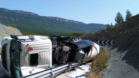 Un camionero resulta herido grave tras volcar en Sigüés