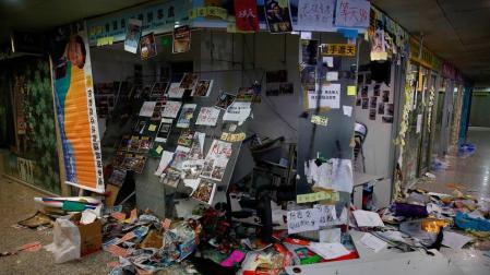 Una oficina destrozada en Hong Kong.