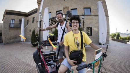 Iosu Zapata (detrás) y Xabier Apestegui, con su radio itinerante delante del castillo de Gorraiz.