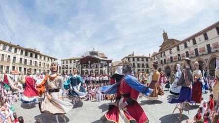 Instante del baile de todas las comparsas participantes en la gigantada del pasado año.