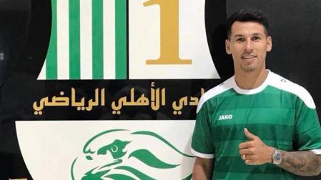 Hernán Pérez posó este martes por la tarde con la elástica del Al-Ahli catarí.