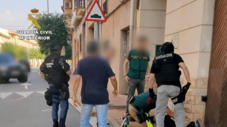 Imagen de la detención de uno de los dos atracadores por miembros de la Guardia Civil de La Rioja.