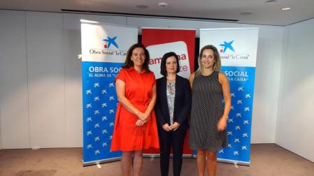 Ana Díez Fontana, (directora territorial CaixaBank en Navarra), Cristina Sotro (presidenta de Amedna) y Beatriz Elizari  (Directora de área de negocio de Pamplona-oeste de CaixaBank).