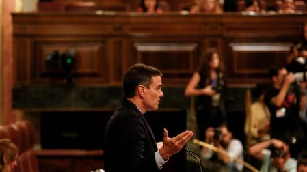 Sánchez durante la primera sesión del debate de investidura del candidato socialista a la Presidencia del Gobierno