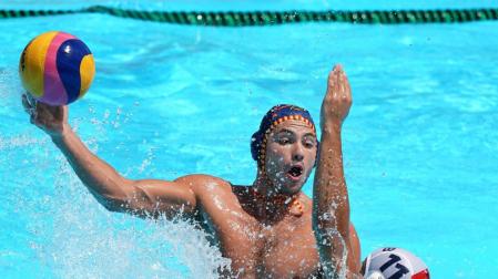 Alejandro Bustos se prepara para lanzar en el partido frente a Serbia, en cuartos de final del Campeonato del Mundo de Natación 2019