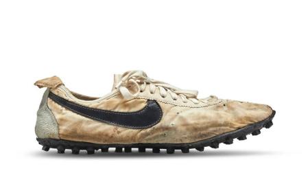 Unas Nike "Moon Shoe", subastadas por más de 435.000 dólares, baten récords