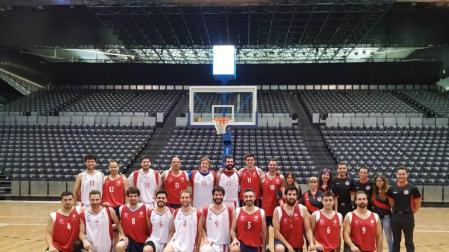 Jugadores navarros estrenan la cancha de baloncesto del Navarra Arena