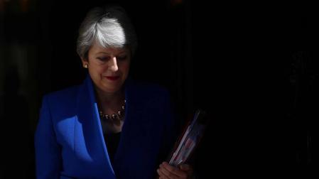 Theresa May abandonando Downing Street.