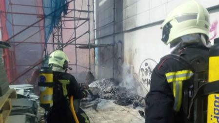 Los bomberos apagan un incendio junto a un edificio de oficinas en Mutilva