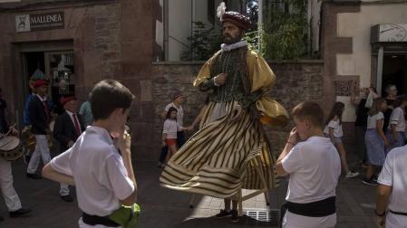 Axular Alemán Irisarri, de 9 años, fue el encargado de tirar los primeros tres cohetes