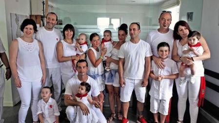 Los cuatro niños nacidos en 2018 a los que se le entregaron los pañuelos (Irai Bedialauneta Muro, Naia Guillén Oses, Erin Martín Ibiricu y Aimar Guillén Cipriain) junto a sus padres, madres y hermanos.
