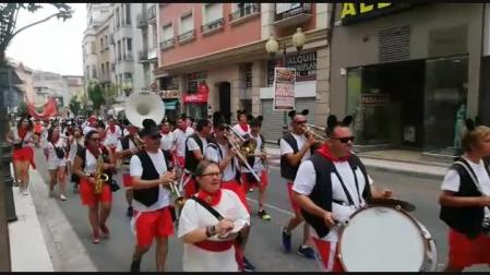 La peña La Teba sube a la plaza de toros antes de la novillada