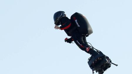Fracasa el francés que intentaba cruzar el Canal de la Mancha en 'flyboard'