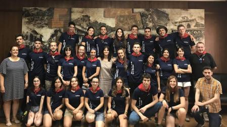 Los jóvenes voluntarios, en el salón de plenos del Ayuntamiento de Estella donde fueron recibidos ayer.