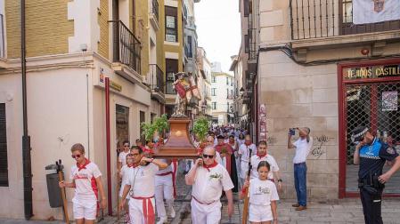 La imagen de Santiago, seguida de asistentes a la procesión, desfila por el Casco Viejo de la capital ribera.