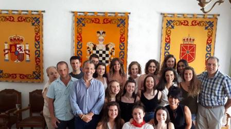 Los jóvenes vinculados a Luzaideko Gazteria, encargados de lanzar el chupinazo, posan en el salón de plenos junto a la corporación municipal.