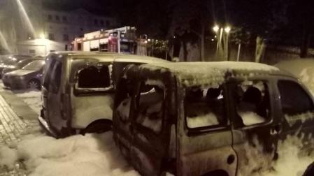 Incendiados tres coches durante la noche en la calle Juan de Labrit de Pamplona