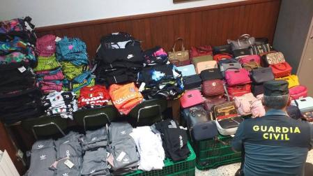 Incautados en Puente la Reina más de 800 prendas de ropa y bolsos falsificados