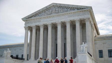 Turistas, ante la sede del Tribunal Supremo de Estados Unidos en Washington.