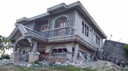 Daños en un edificio en el municipio de Itbayat, en las islas filipinas de Batanes.