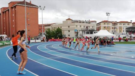 La favorita en altura, Saleta Fernández, ante el 1,70 altura que ha superado, al igual que su rival, la navarra Izaskun Turrillas.