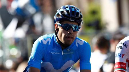Mikel Landa entra en meta tras una etapa el Tour de Francia.