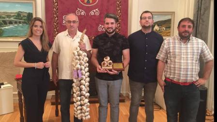 Falces se echa a la calle en la fiesta del Día del Ajo
