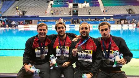 Alberto Munárriz Egaña (primero por la izquierda), posando junto a otros compañeros de la selección las medallas de plata colgadas al cuello.