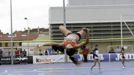 La lluvia no ha impedido que en el estadio de Larrabide se celebre el campeonato Nacional de Federación de Atletismo