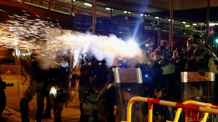 La policía disparan gas lacrimógeno contra los protestantes en Hong Kong.