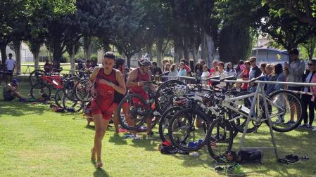 Participaron 163 triatletas de todas las categorías, con triunfos de Paco Sanz Irisarri y Rocío Marín Marín en la prueba absoluta.