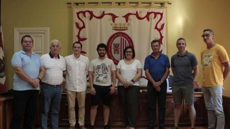 Desde la izda.: Ricardo Murillo (Liédena), Roberto Lecumberri (Ezprogui), Javier Solozábal (Sangüesa, presidente), Aitor Sola (Romanzado, vicepresidente), Begoña Gogorcena (Lumbier), Jesús Esparza (Cáseda), Luis Miguéliz (Sangüesa) y Carlos Moncada (Yesa).