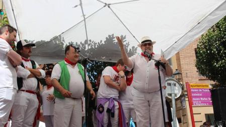 José Joaquín Anadón, a la derecha, junto con representantes de la Federación de Peñas y el alcalde, Alejandro Toquero, a la izquierda.