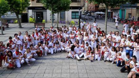 Los vecinos más jóvenes del municipio posaron con sus padres en el Paseo, después de recibir el pañuelo de fiestas y el diploma correspondiente.
